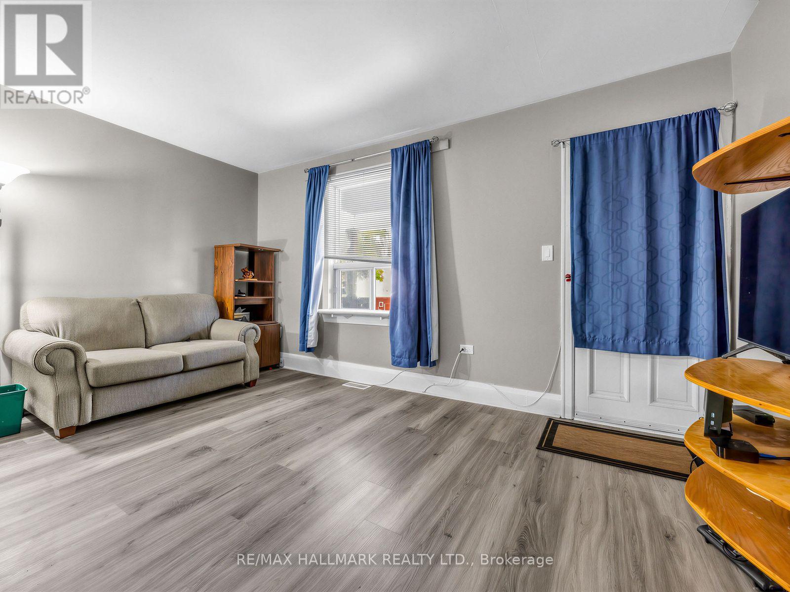 201 LINSMORE CRESCENT