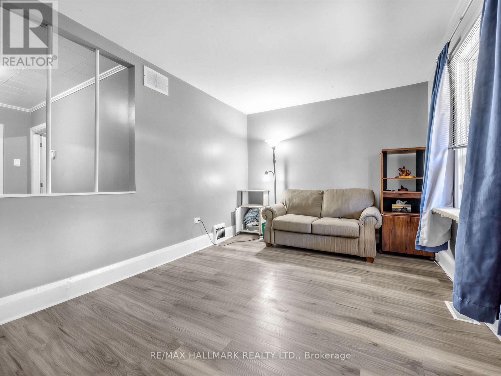 201 LINSMORE CRESCENT