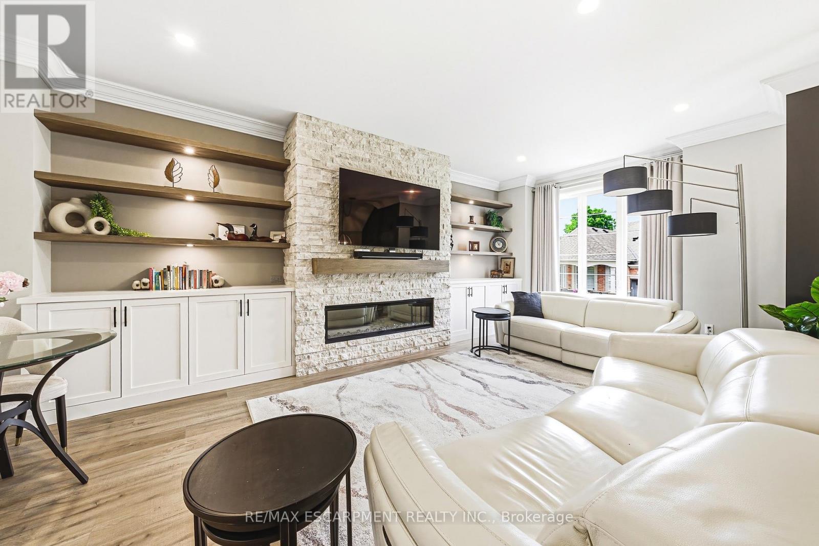 7 - 4220 SARAZEN DRIVE