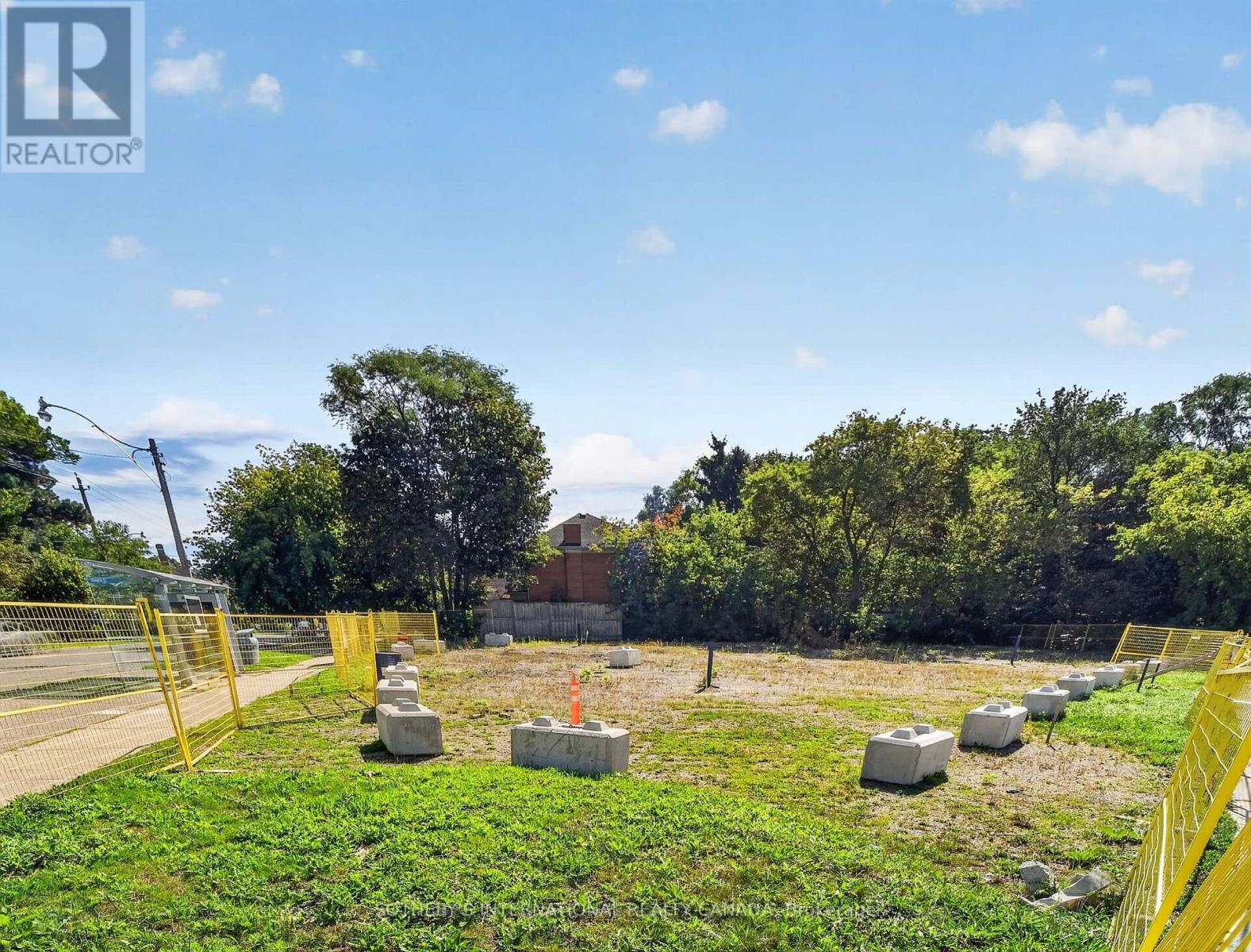 861 AVENUE ROAD
