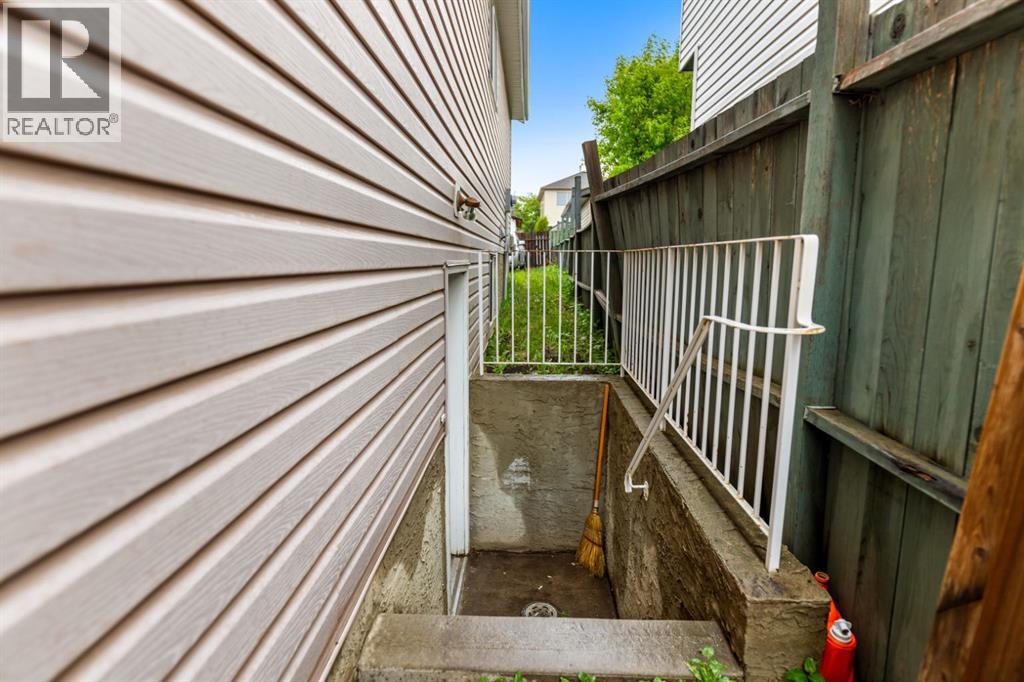 215 Carmel Close NE