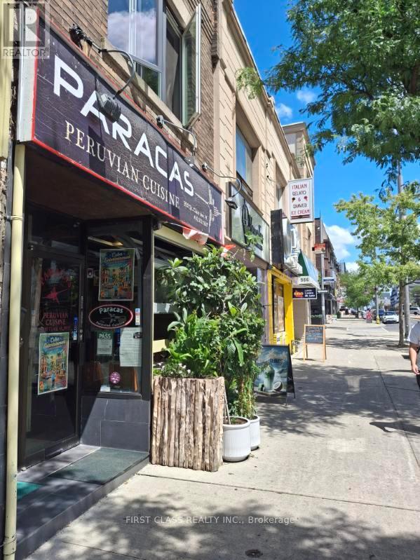 992 ST CLAIR AVENUE W