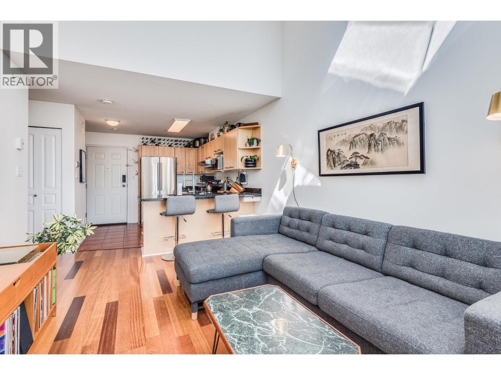 404 3939 HASTINGS STREET