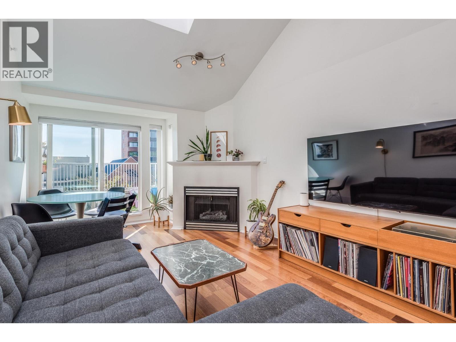 404 3939 HASTINGS STREET