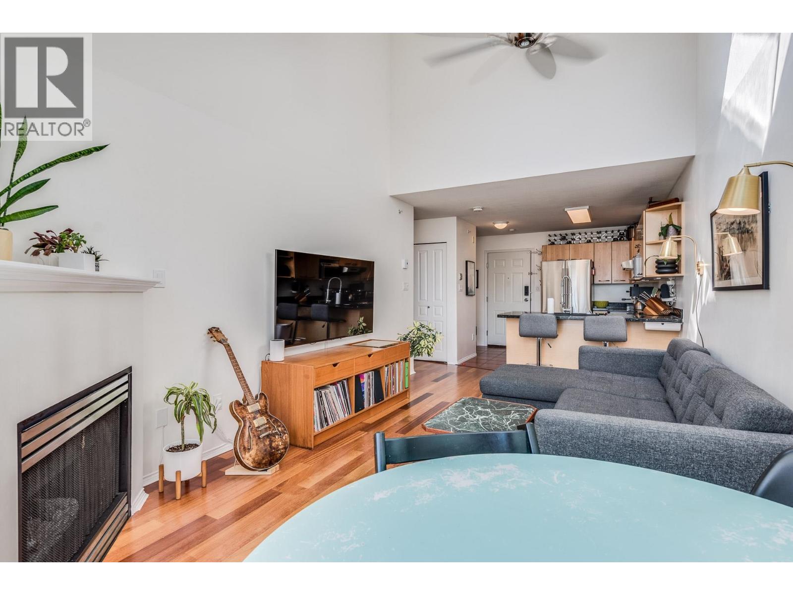 404 3939 HASTINGS STREET