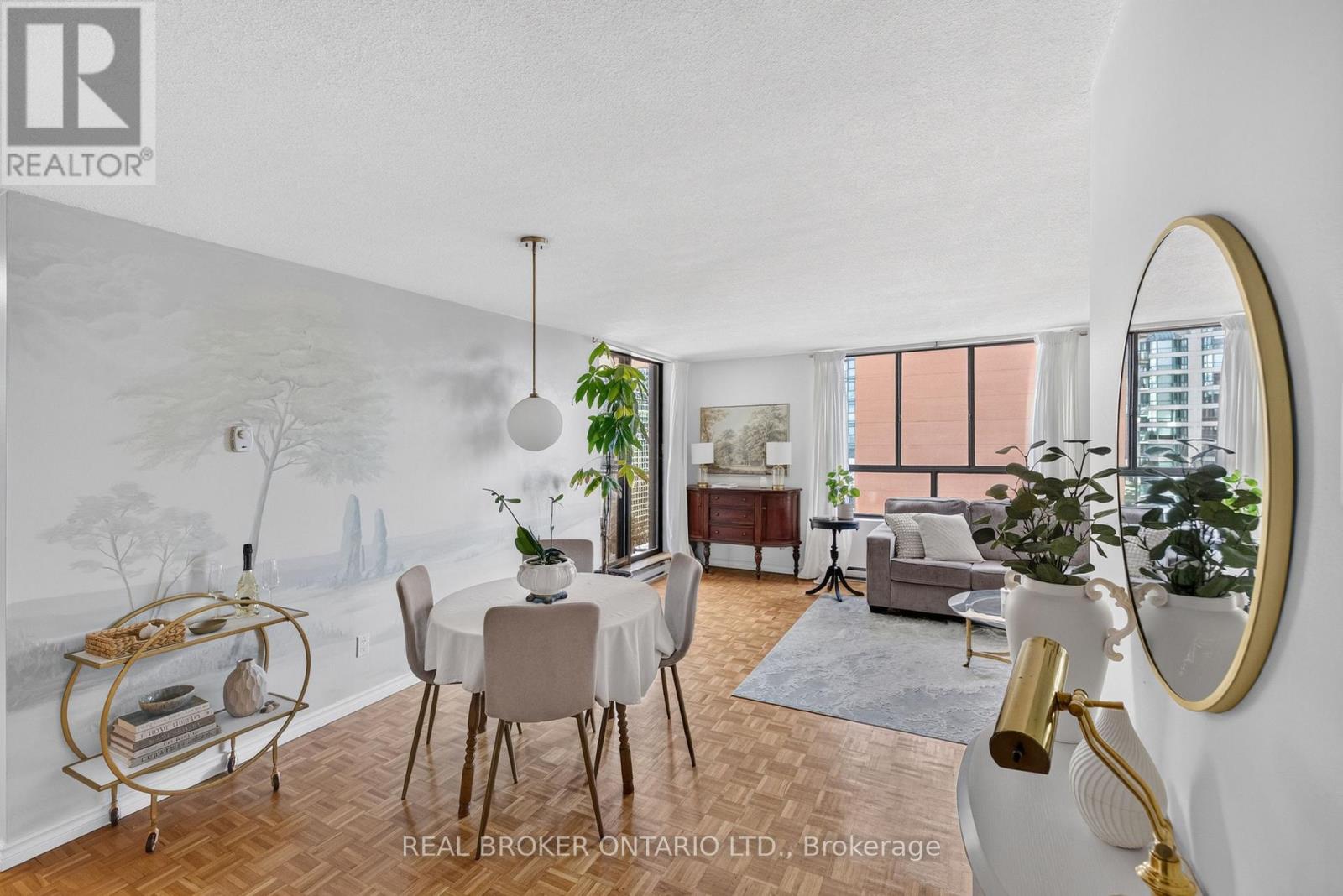 1601 - 475 LAURIER AVENUE W