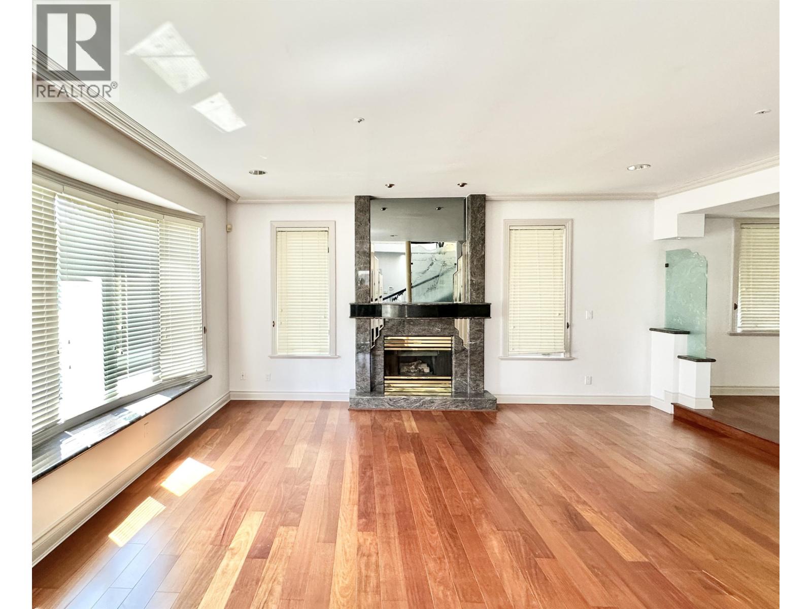 883 W 52 AVENUE