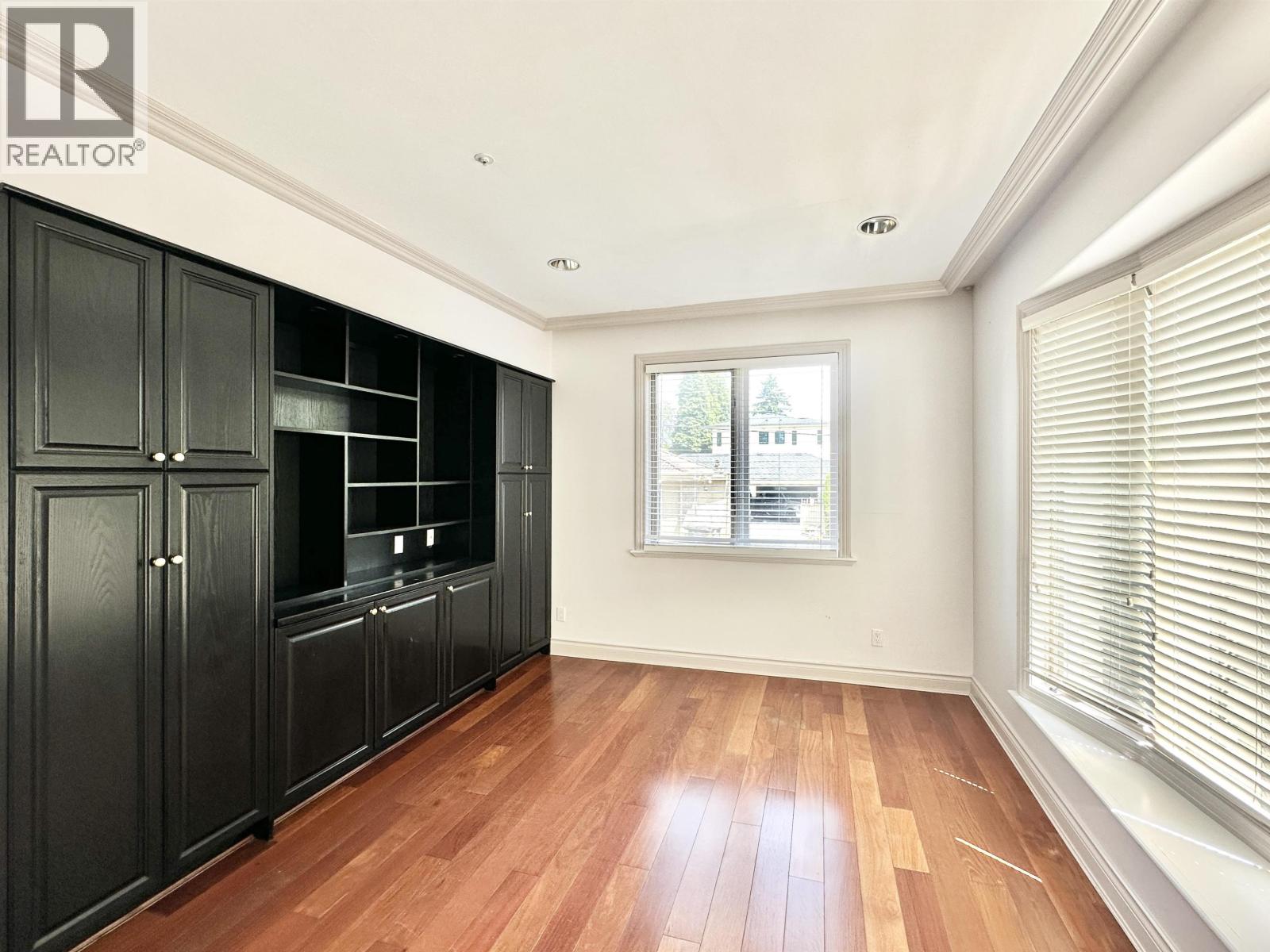 883 W 52 AVENUE