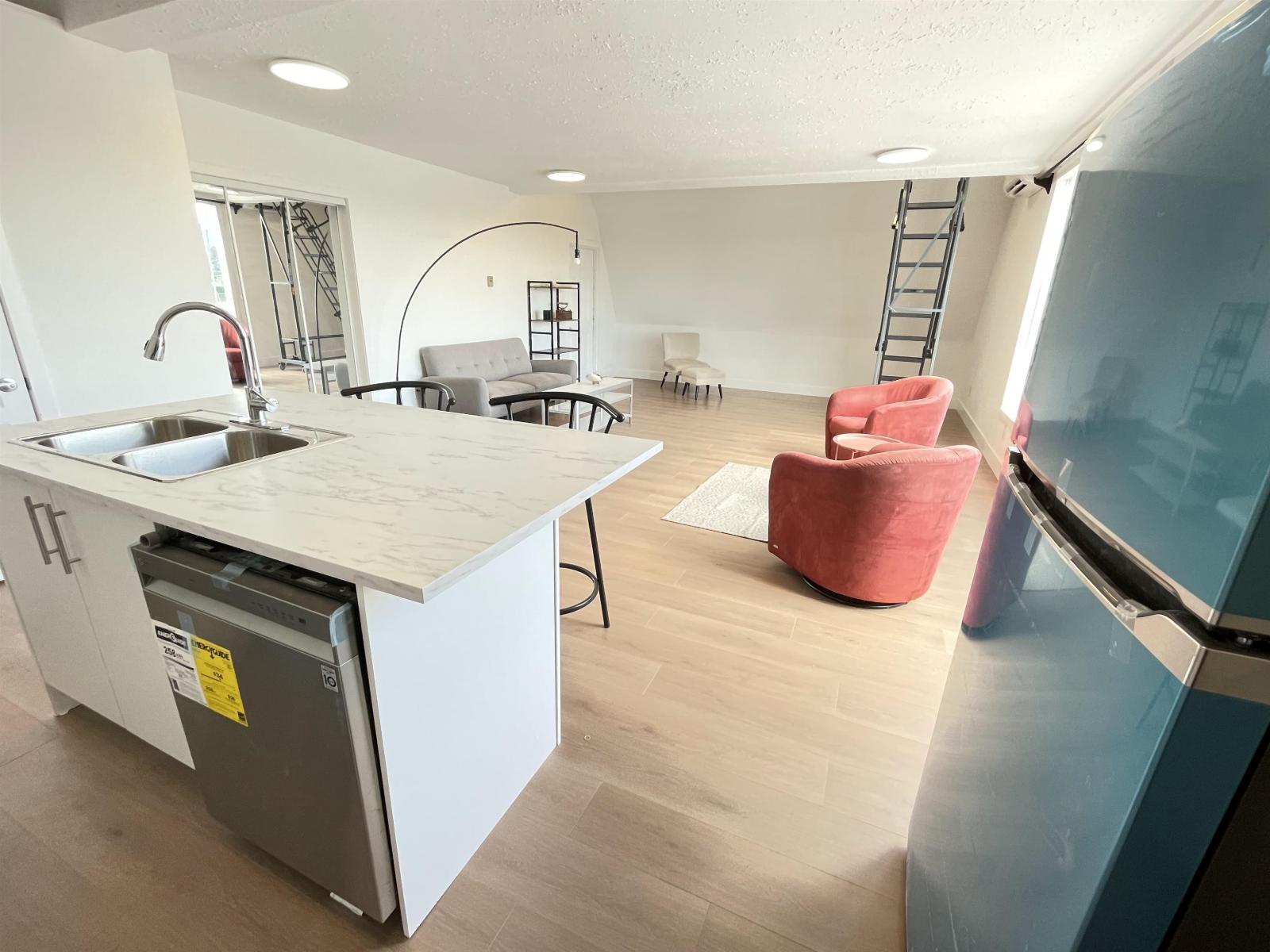 200 7033 ABBOT STREET