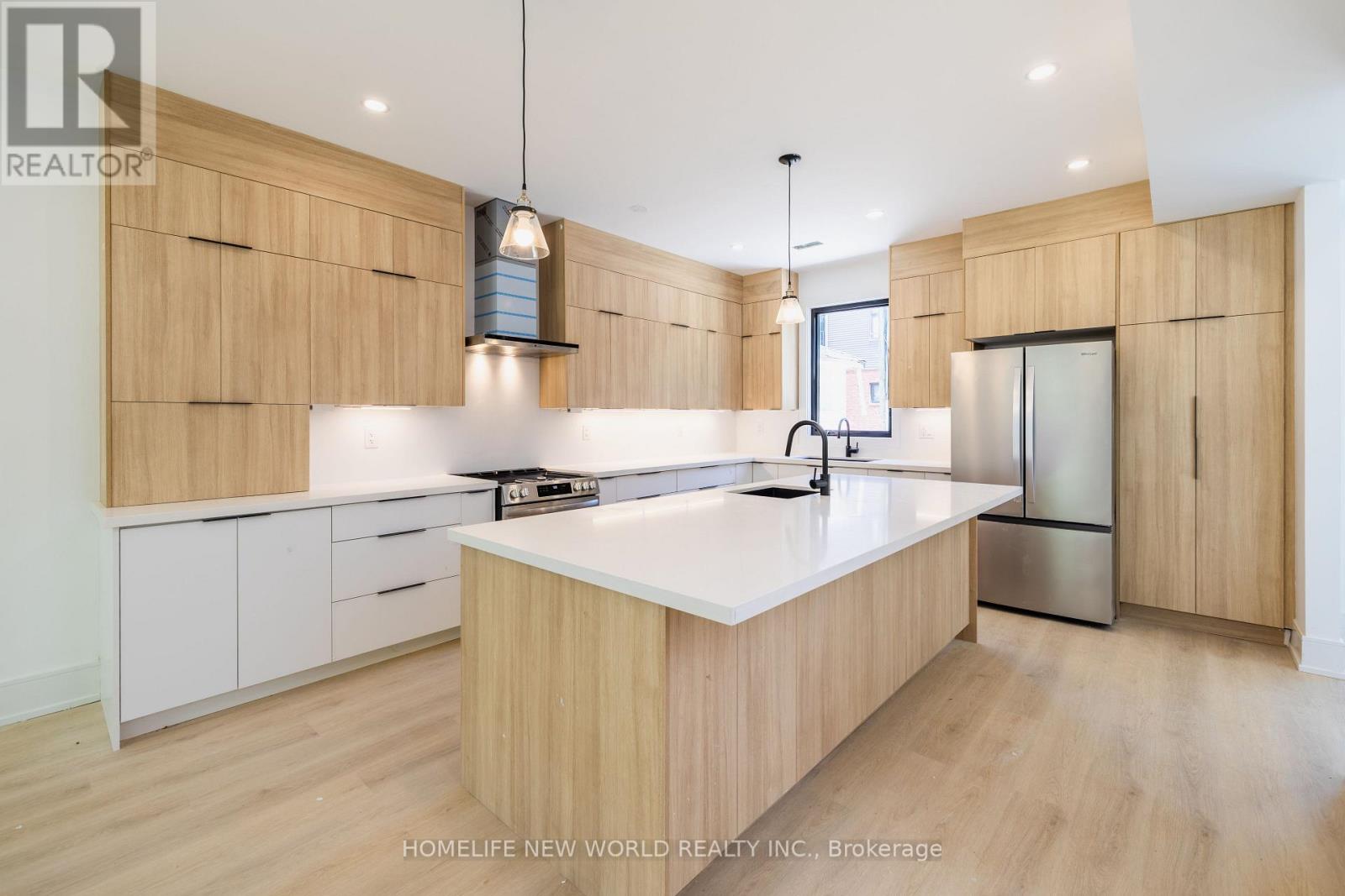 LANEWAY - 679 GLADSTONE AVENUE