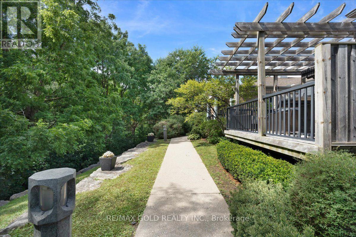 2 - 465 COLUMBIA STREET W