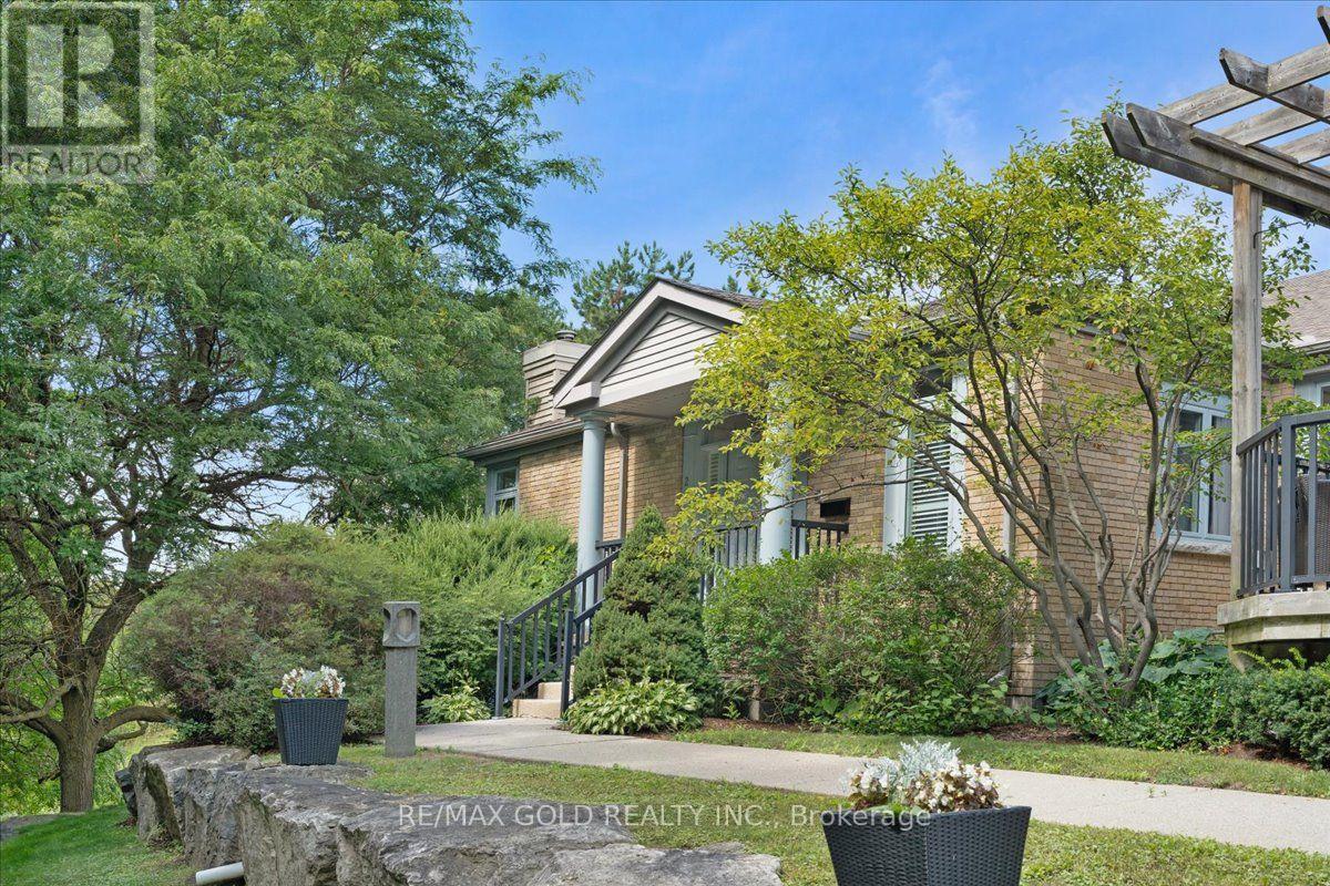 2 - 465 COLUMBIA STREET W
