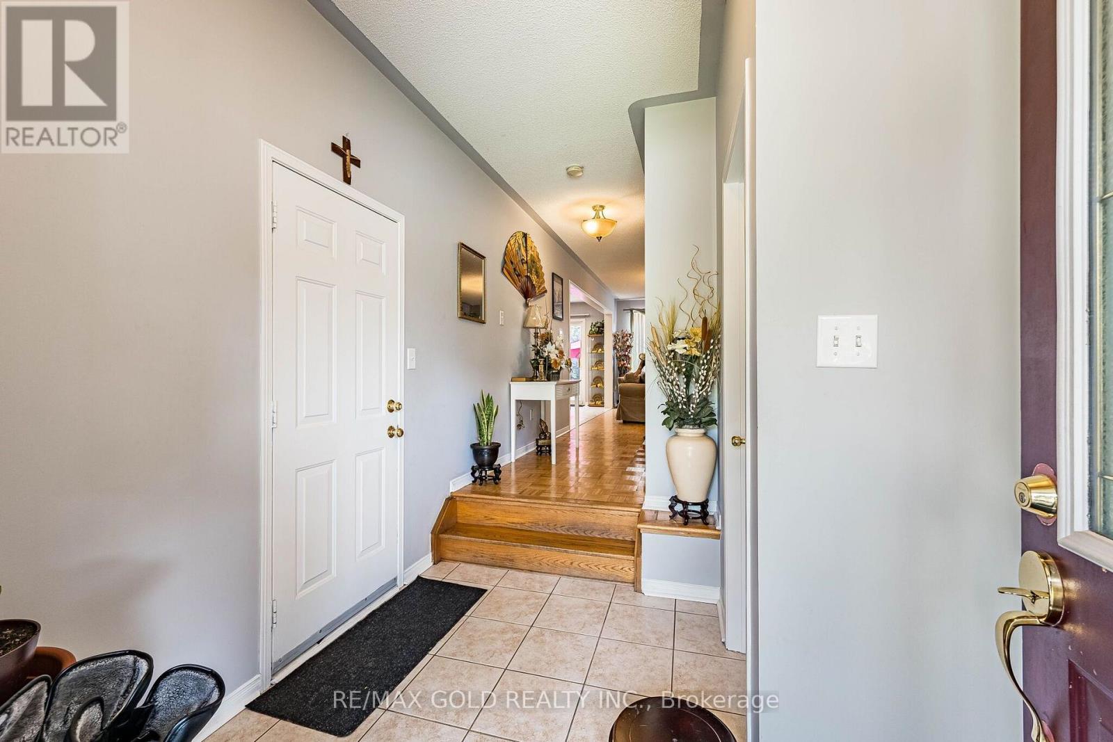 6 MISTDALE CRESCENT