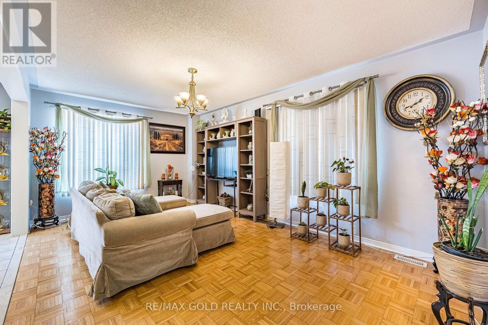 6 MISTDALE CRESCENT