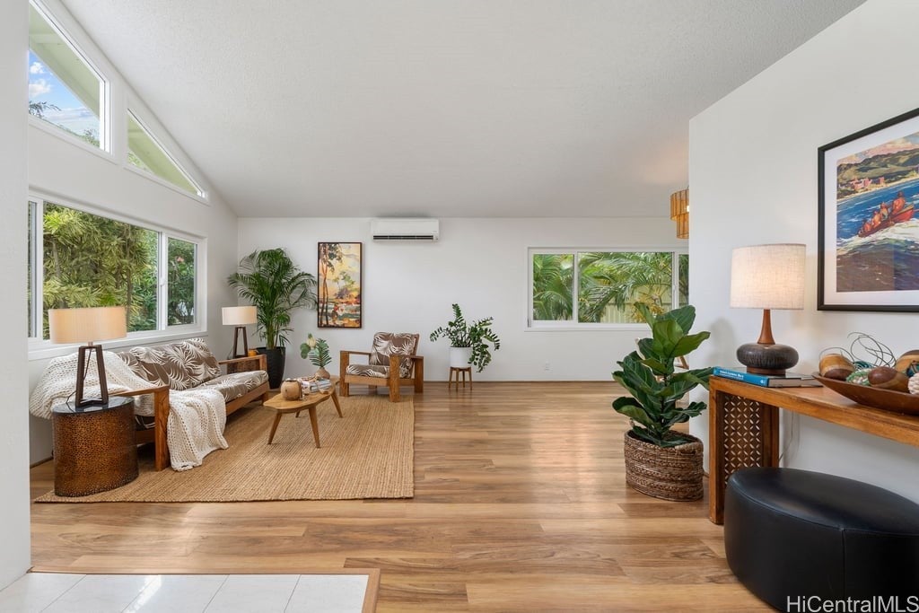 1330 Kuuna Place