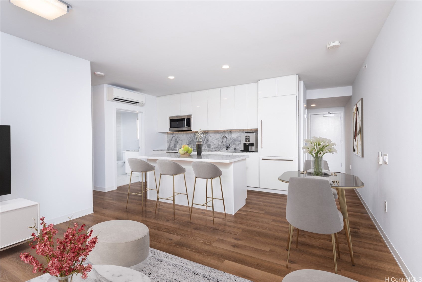 987 Queen Street 2104