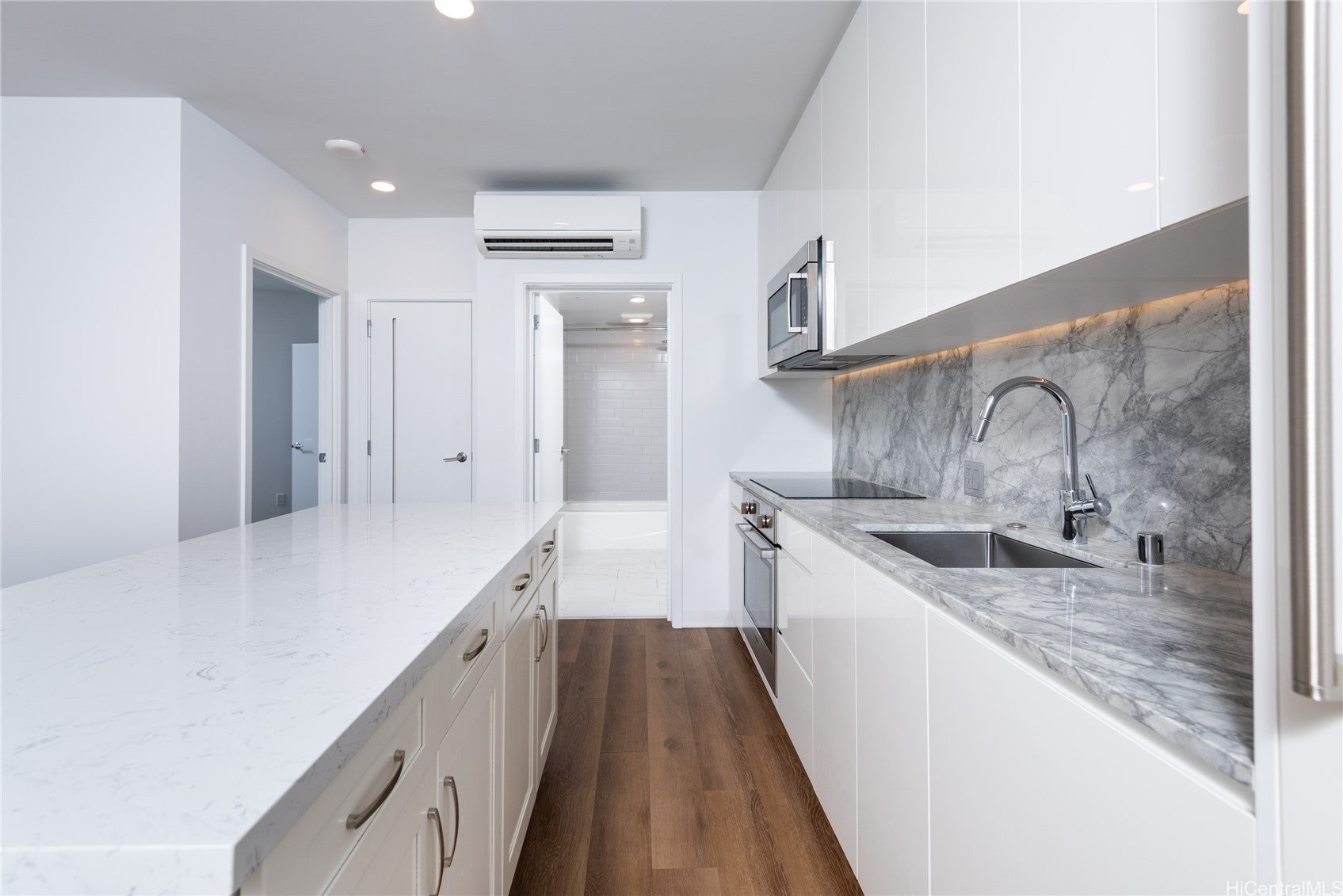 987 Queen Street 2104