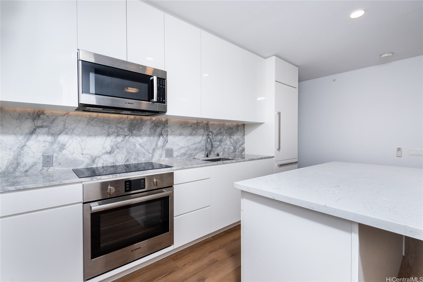 987 Queen Street 2104
