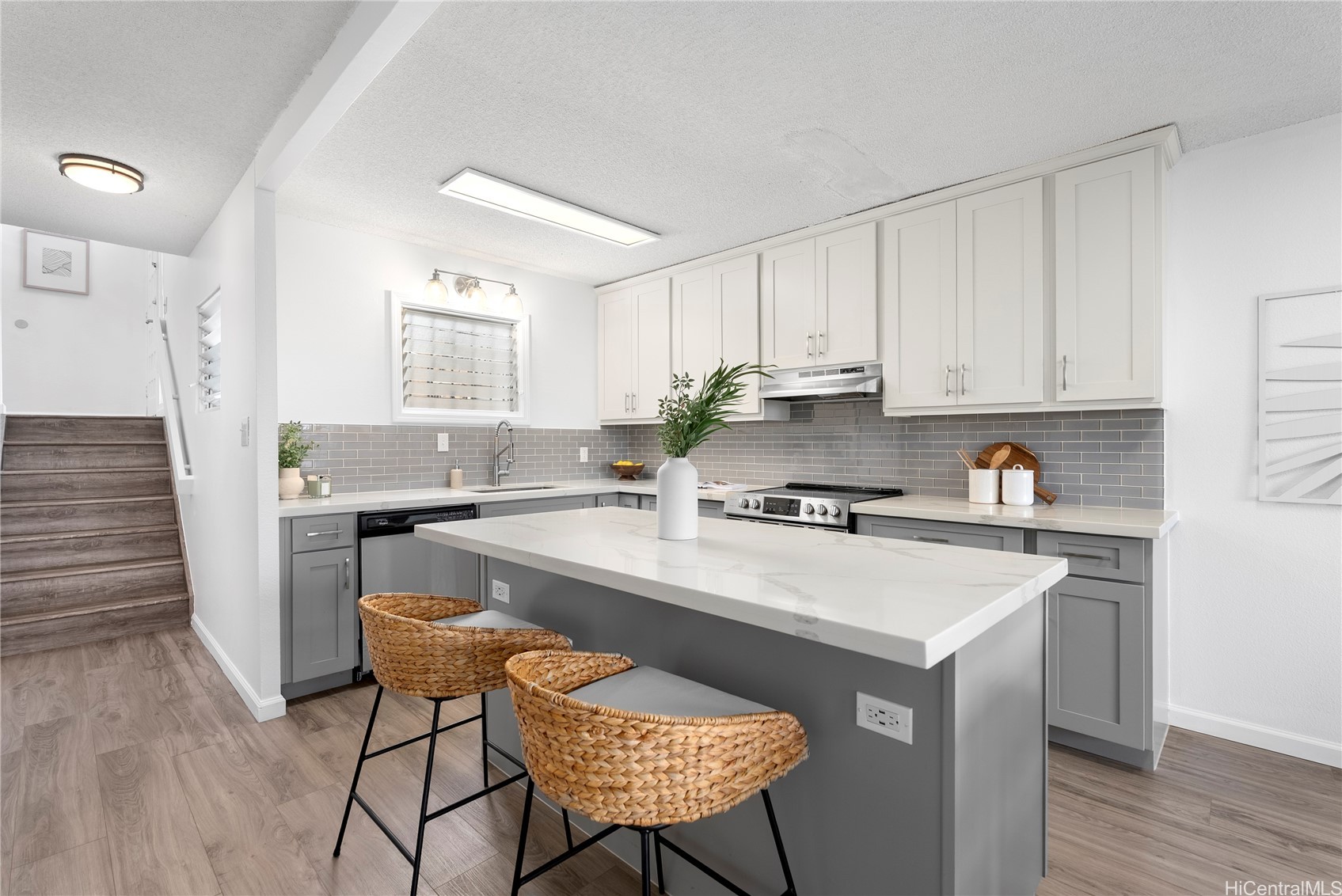 98-1451 Kaahumanu Street E221
