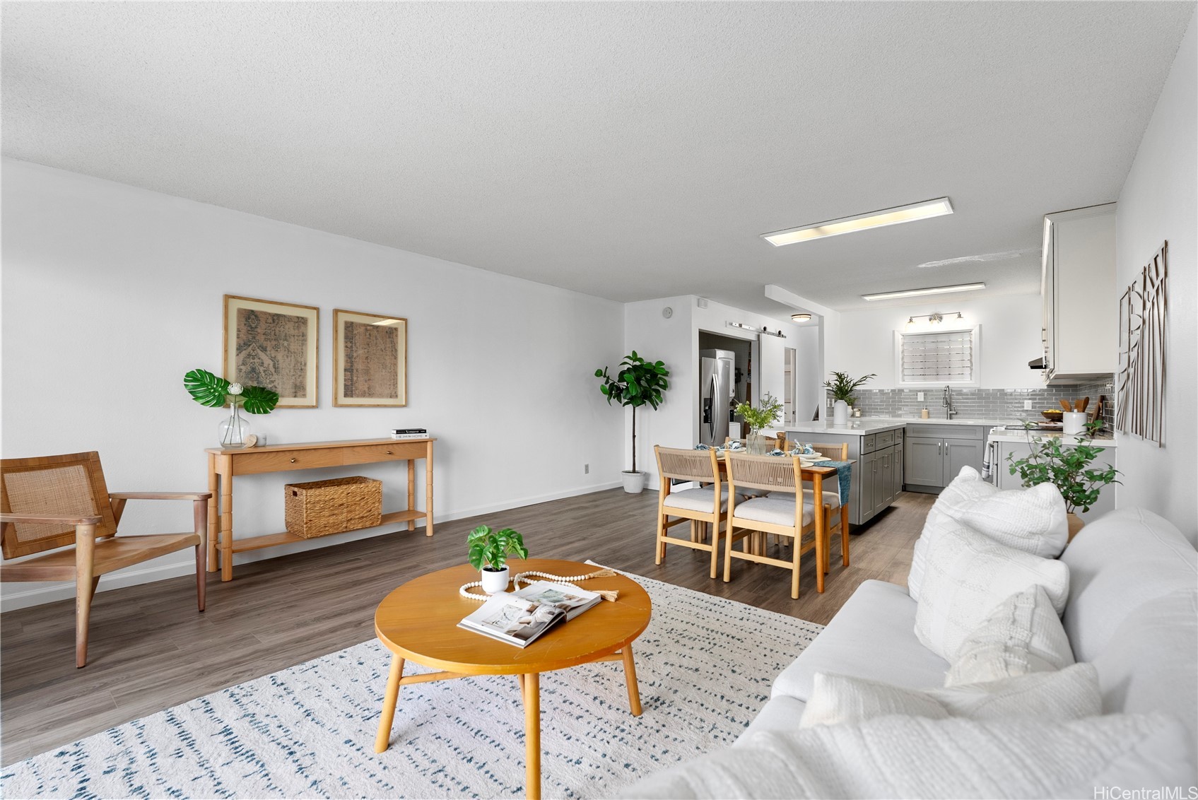 98-1451 Kaahumanu Street E221