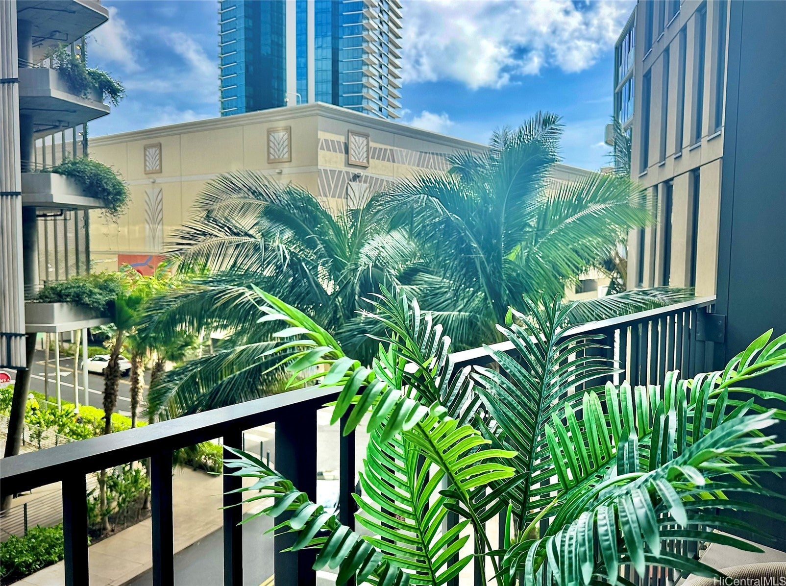 987 Queen Street 306