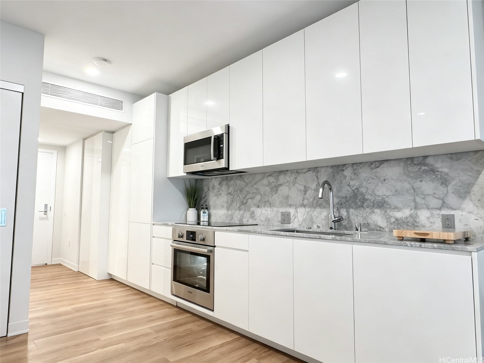987 Queen Street 306