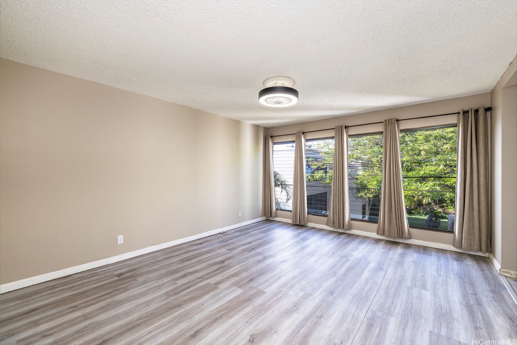 87-131 Helelua Street J304