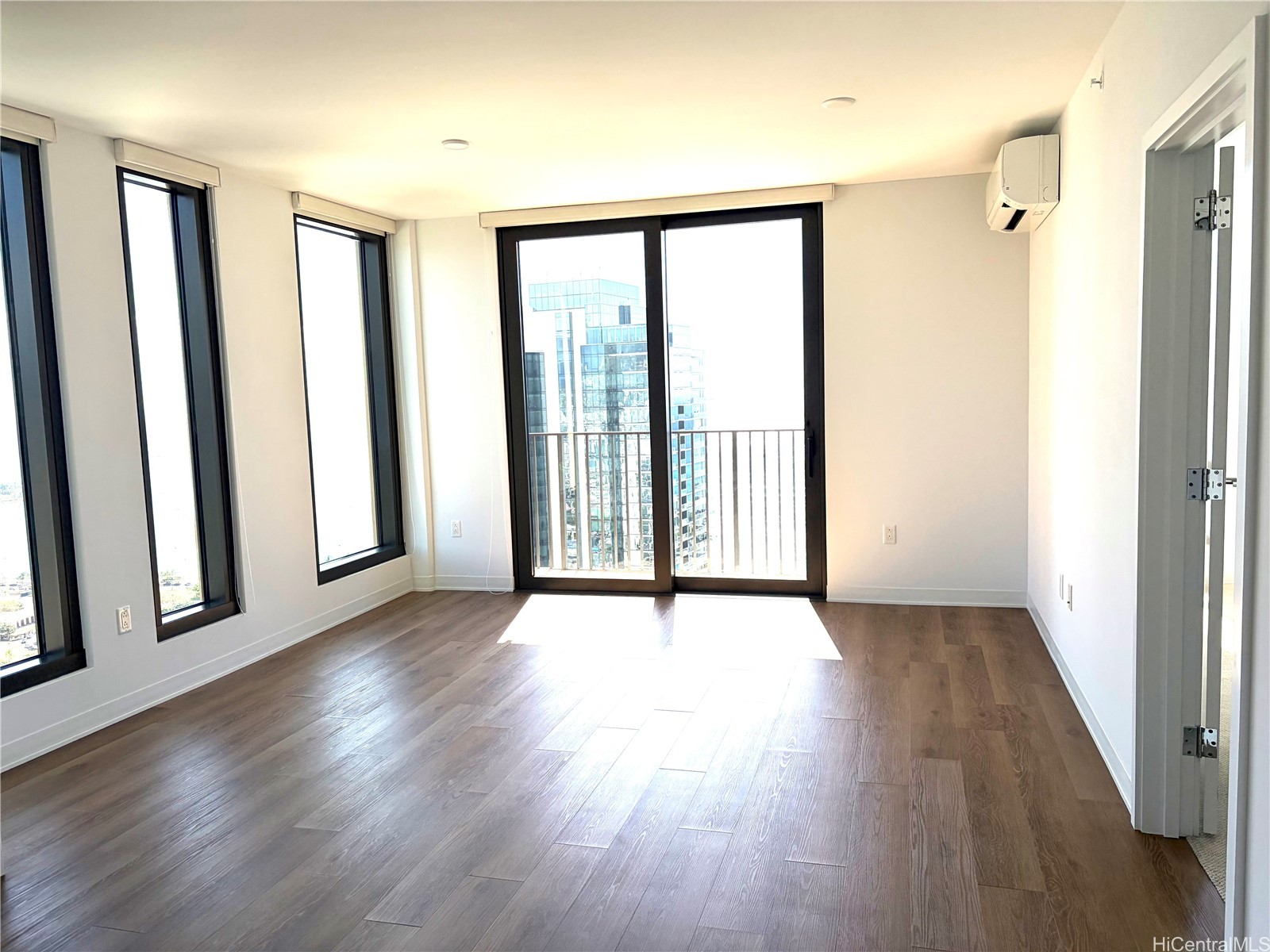 987 Queen Street 3702