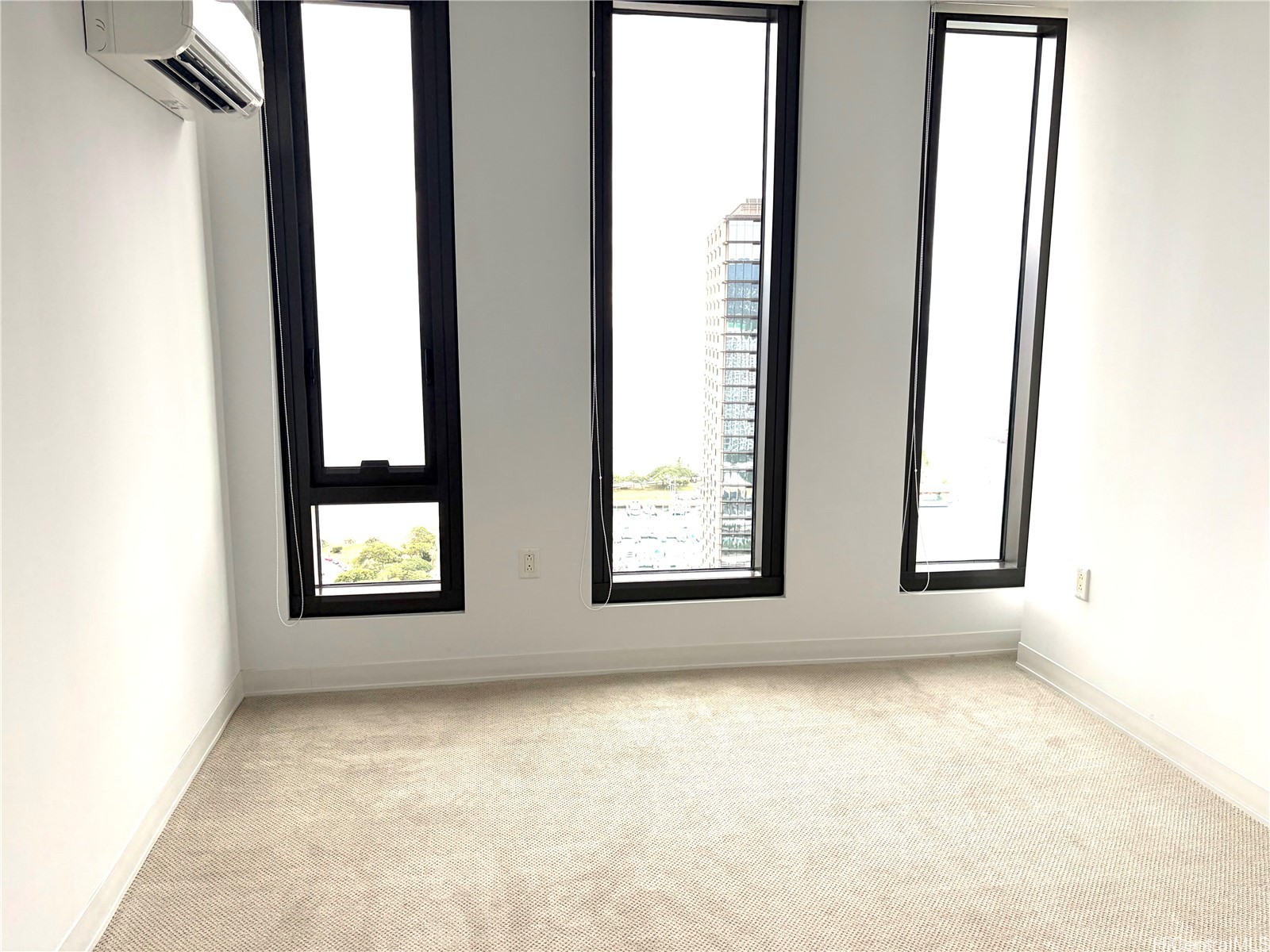 987 Queen Street 3702