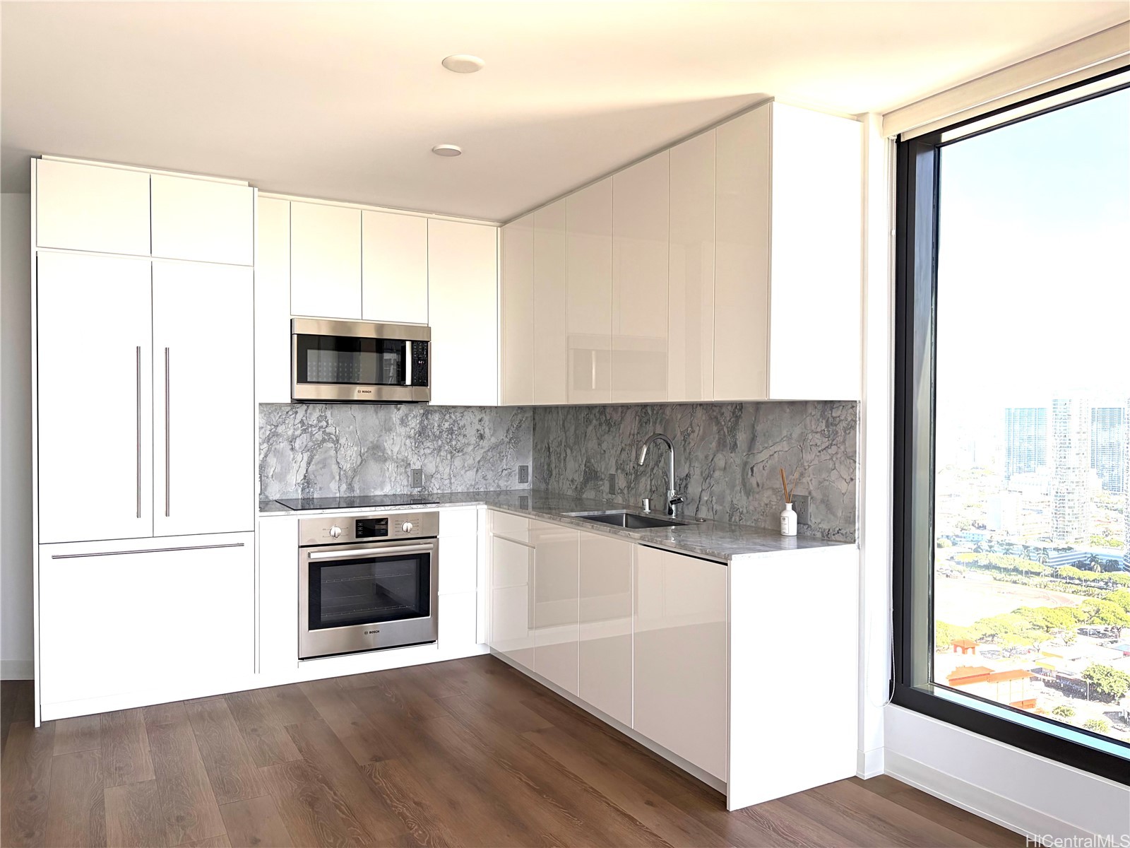 987 Queen Street 3702