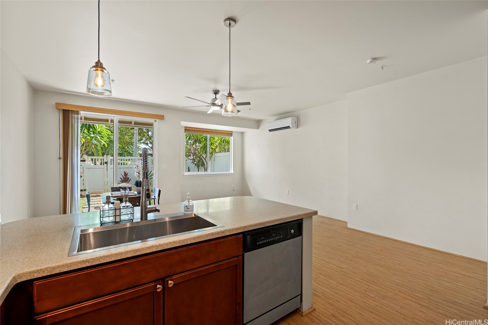31 E Kuu Aku Lane 206
