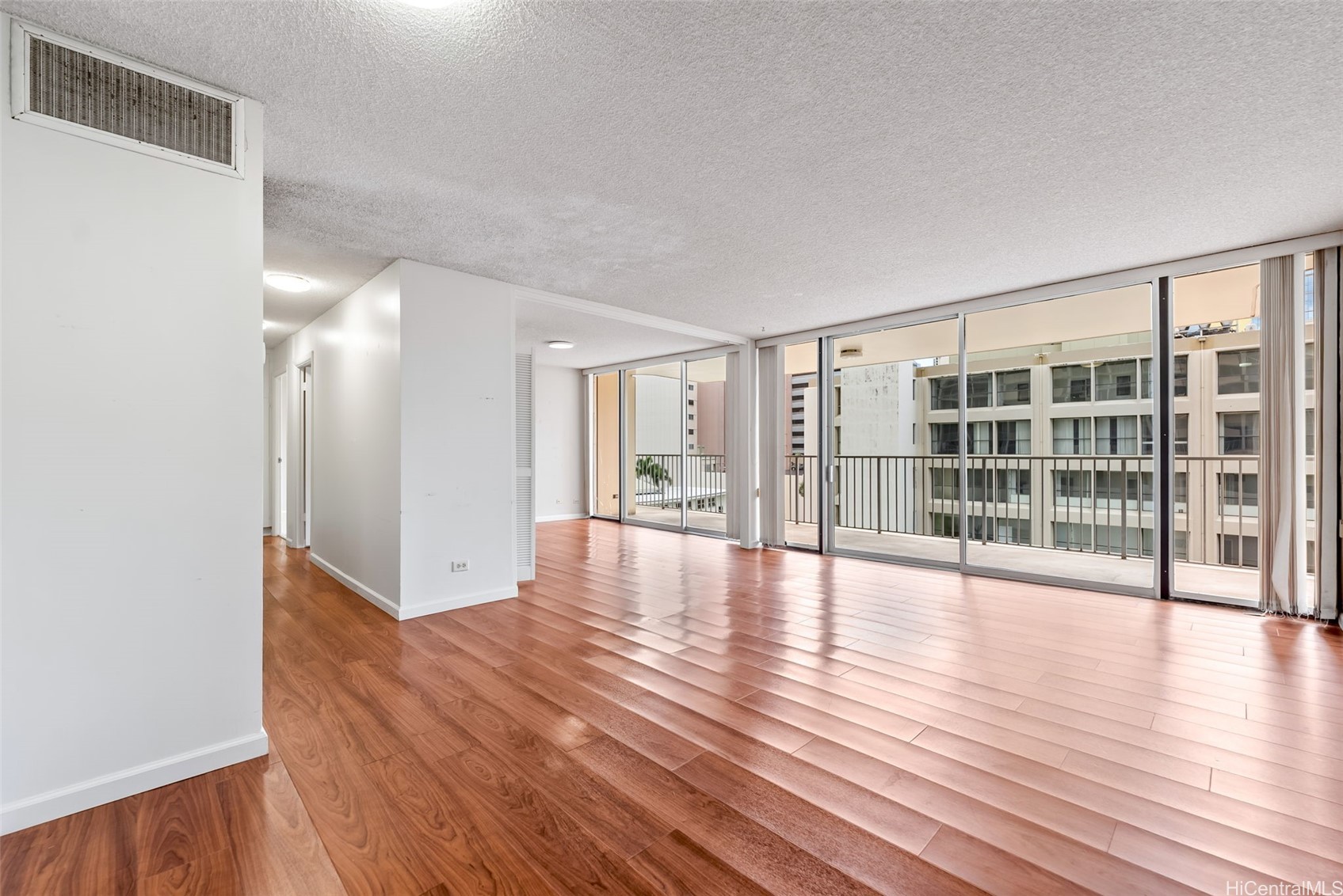1561 Kanunu Street 406