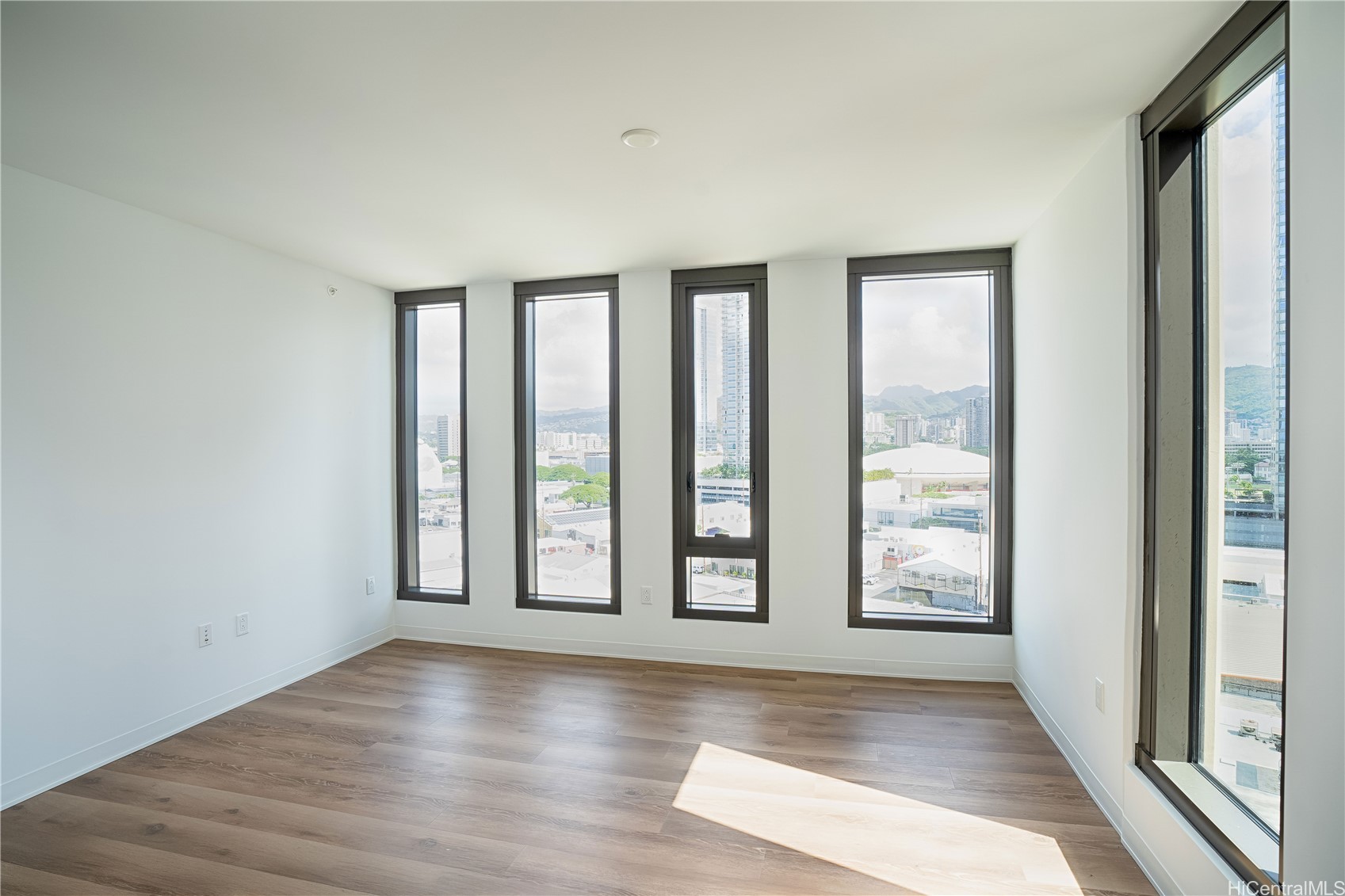987 Queen Street 2317