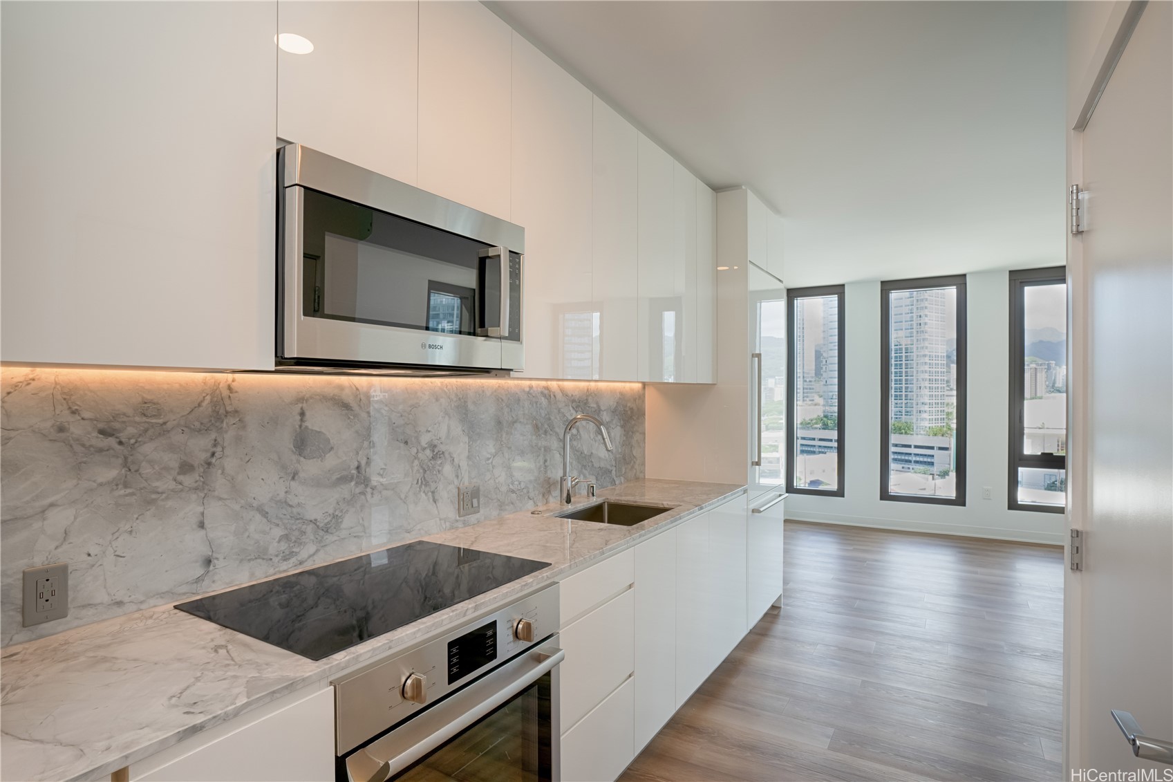 987 Queen Street 2317
