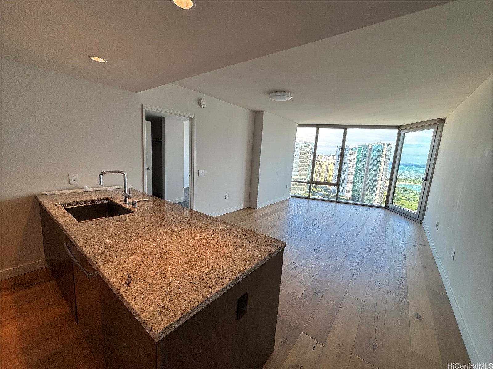 1001 Queen Street 3204