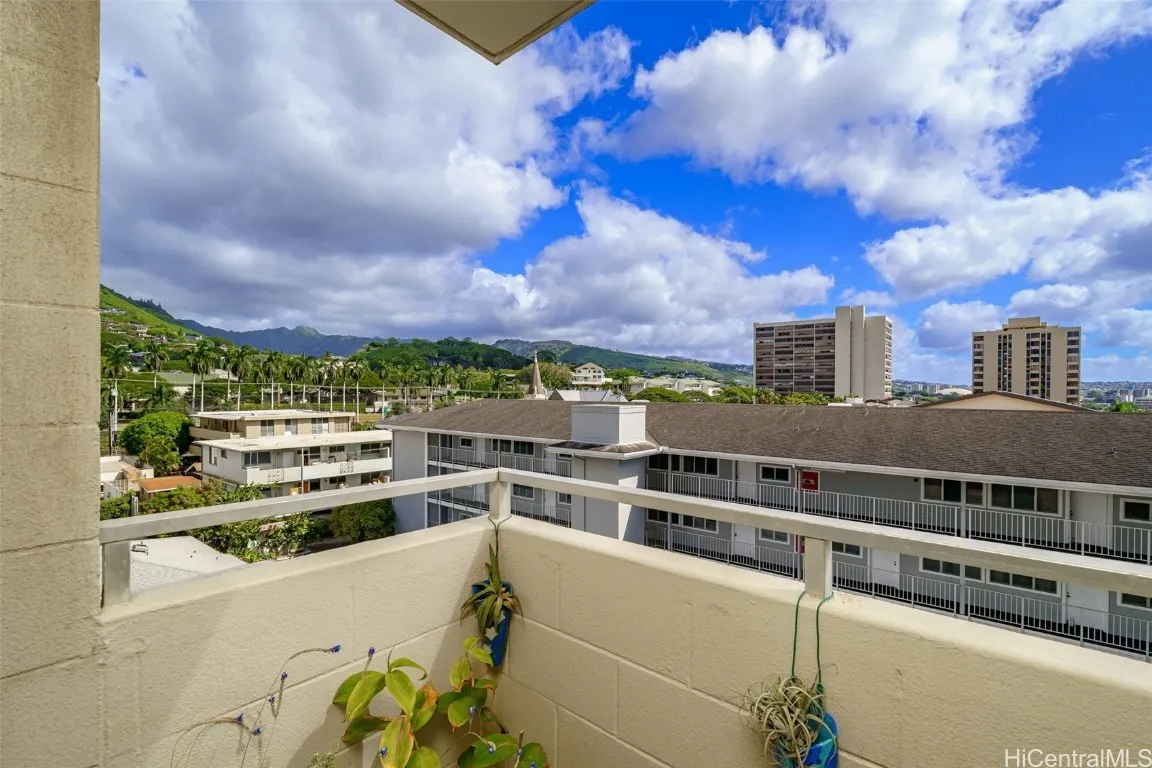 Honolulu, Hawaii 96822, United States, 2 Bedrooms Bedrooms, ,1 BathroomBathrooms,Residential,Active,27357
