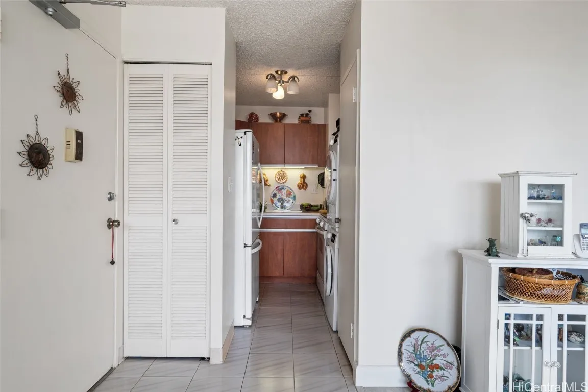 Honolulu, Hawaii 96822, United States, 2 Bedrooms Bedrooms, ,1 BathroomBathrooms,Residential,Active,27357