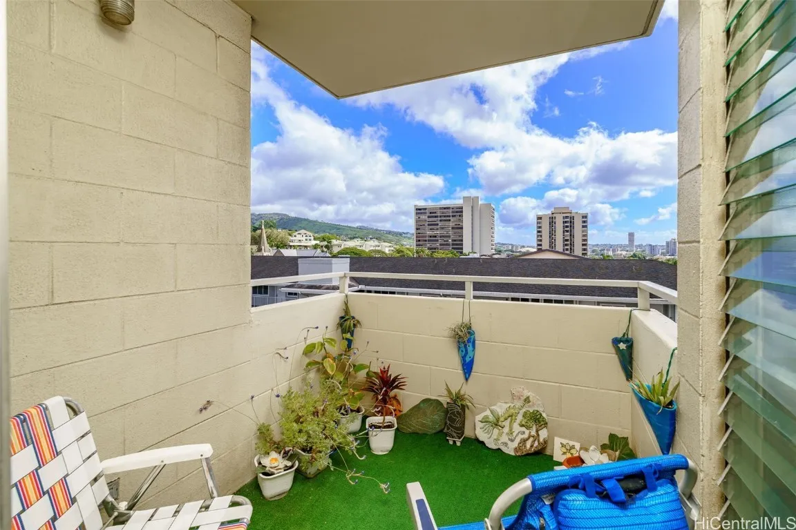 Honolulu, Hawaii 96822, United States, 2 Bedrooms Bedrooms, ,1 BathroomBathrooms,Residential,Active,27357