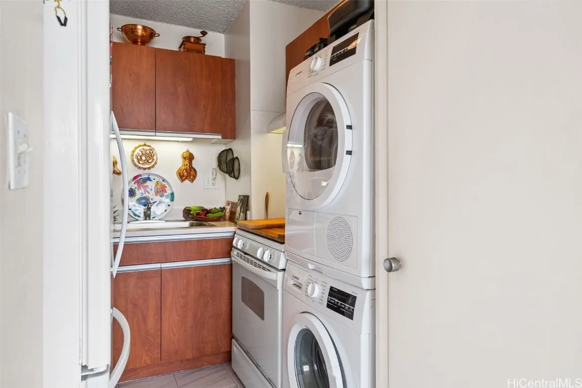 Honolulu, Hawaii 96822, United States, 2 Bedrooms Bedrooms, ,1 BathroomBathrooms,Residential,Active,27357