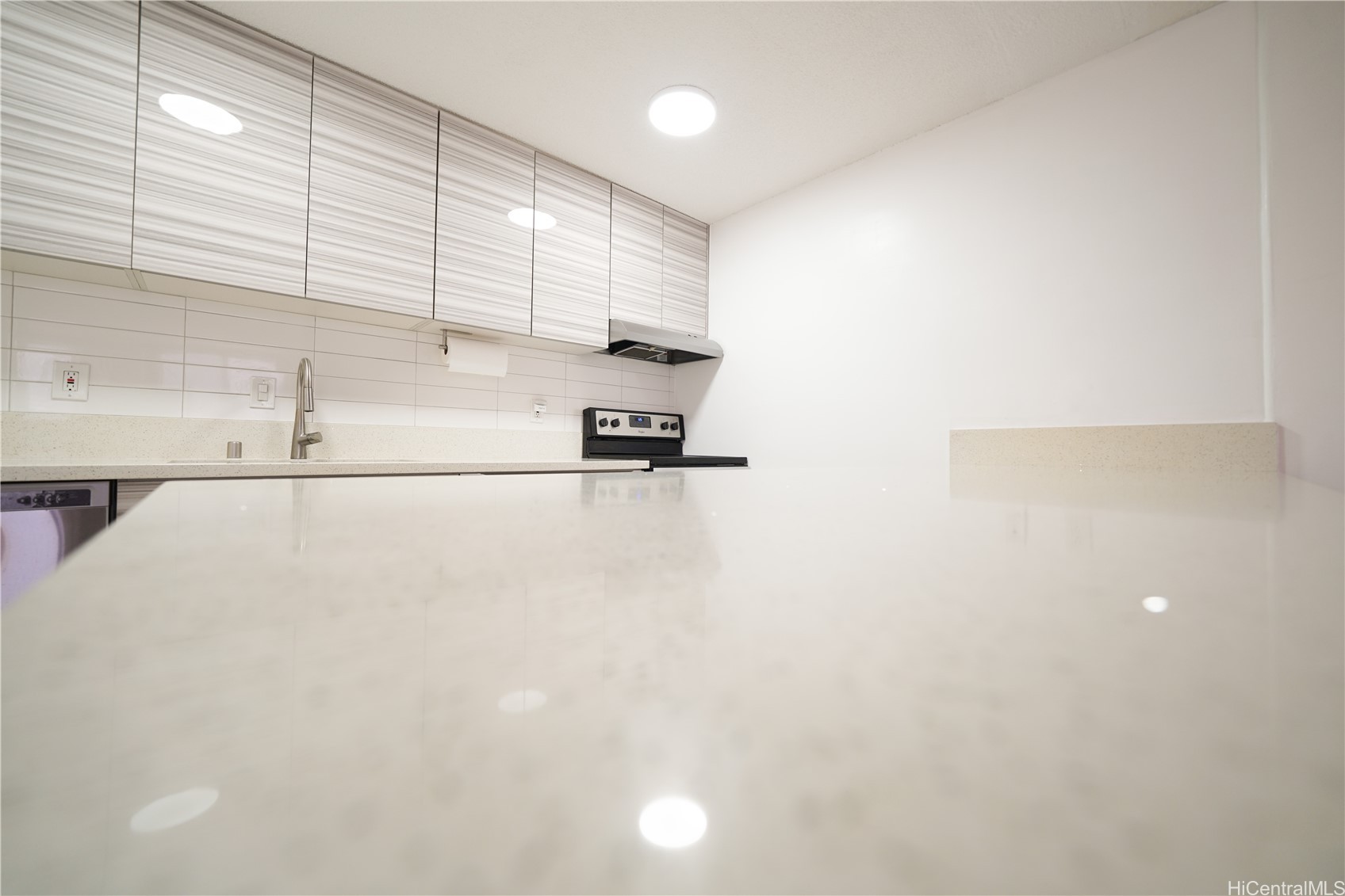 827 Kinau Street D703