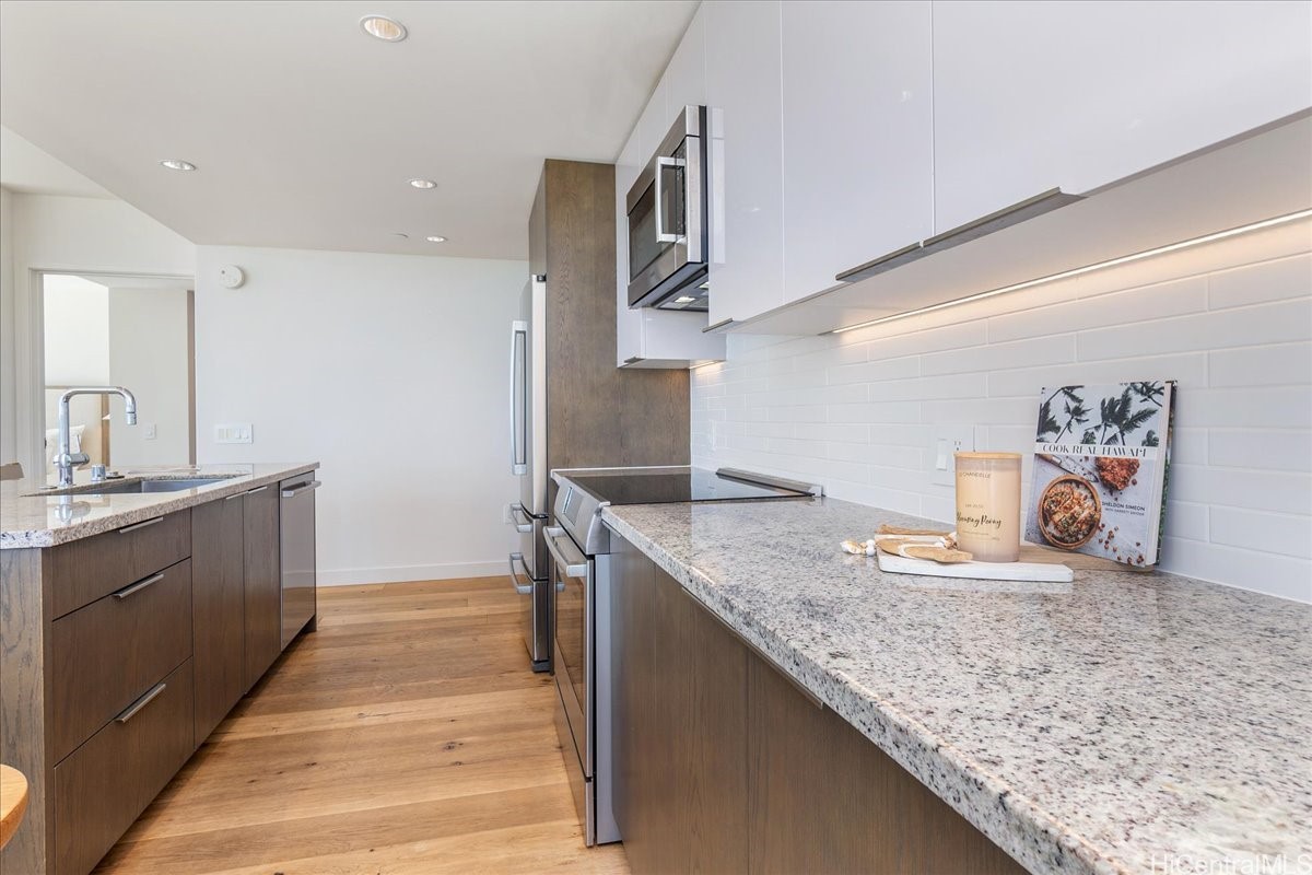 1001 Queen Street 1400