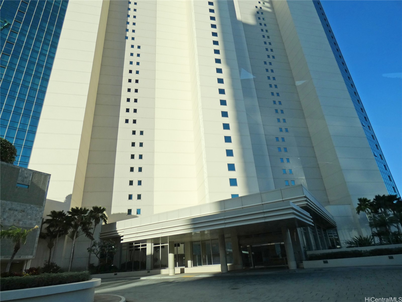 1177 Queen Street 3405