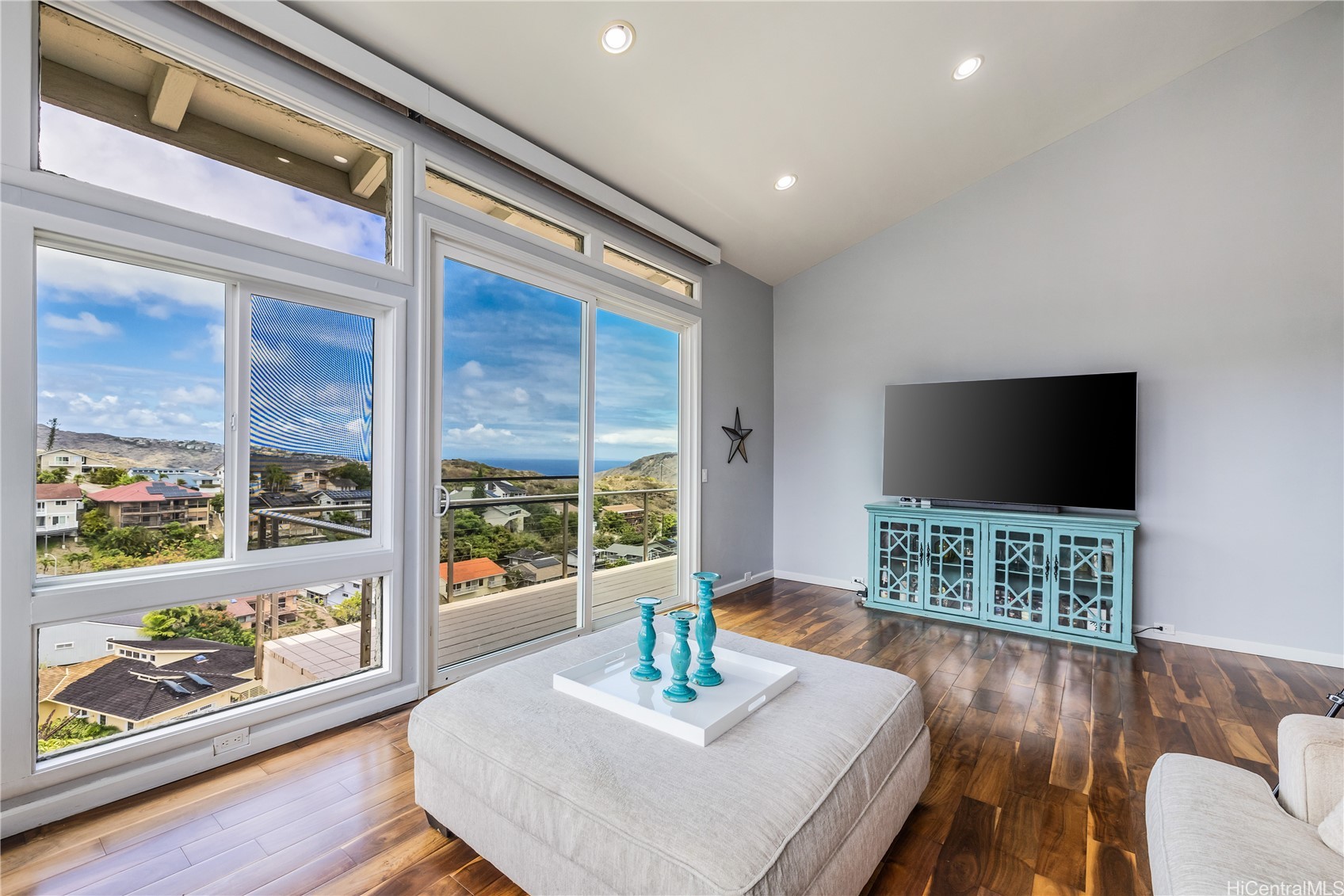 1048 Kaupaku Place