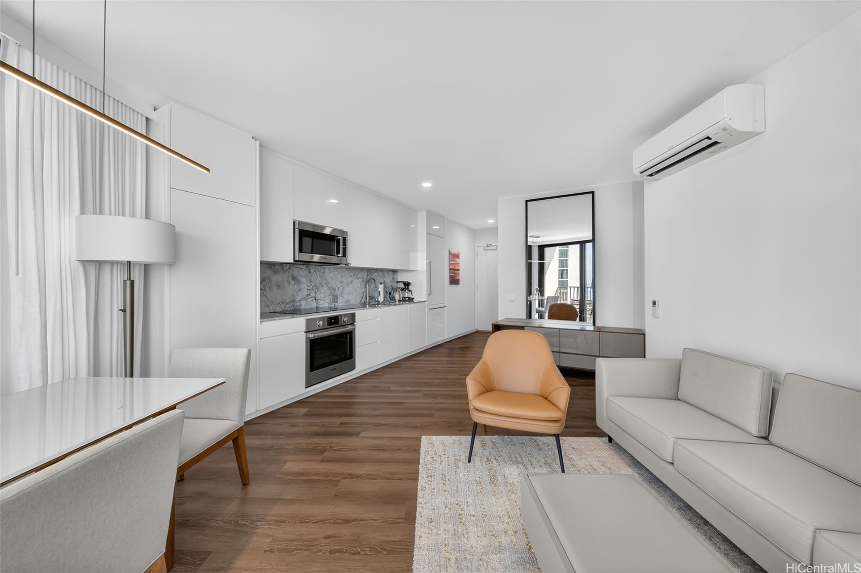 987 Queen Street 1100