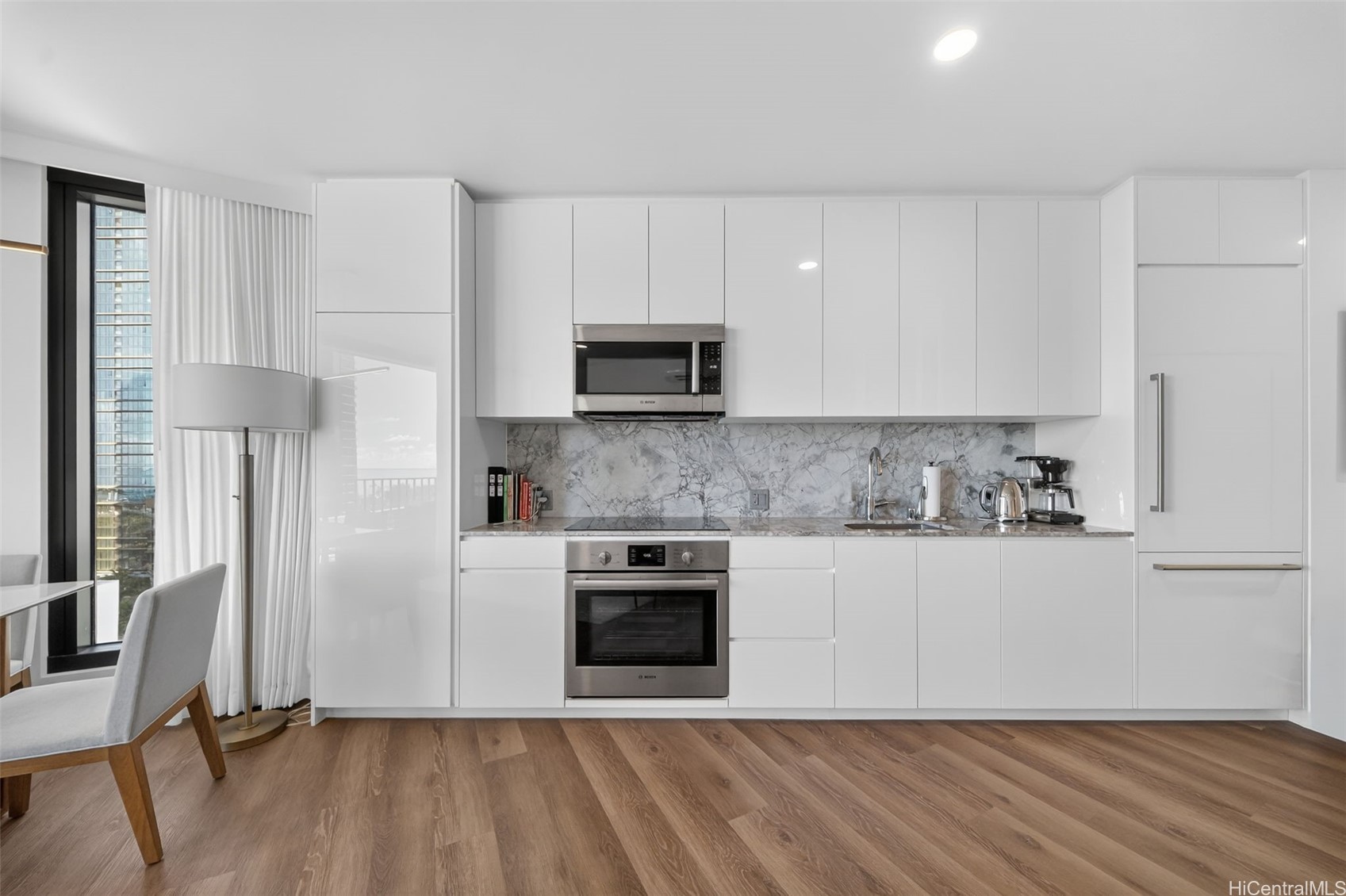 987 Queen Street 1100