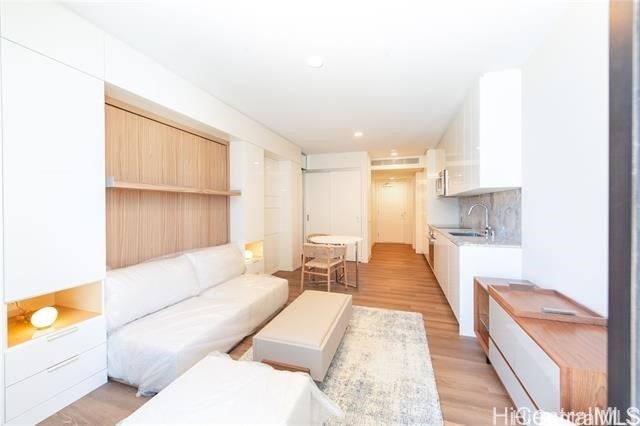 987 Queen Street 906