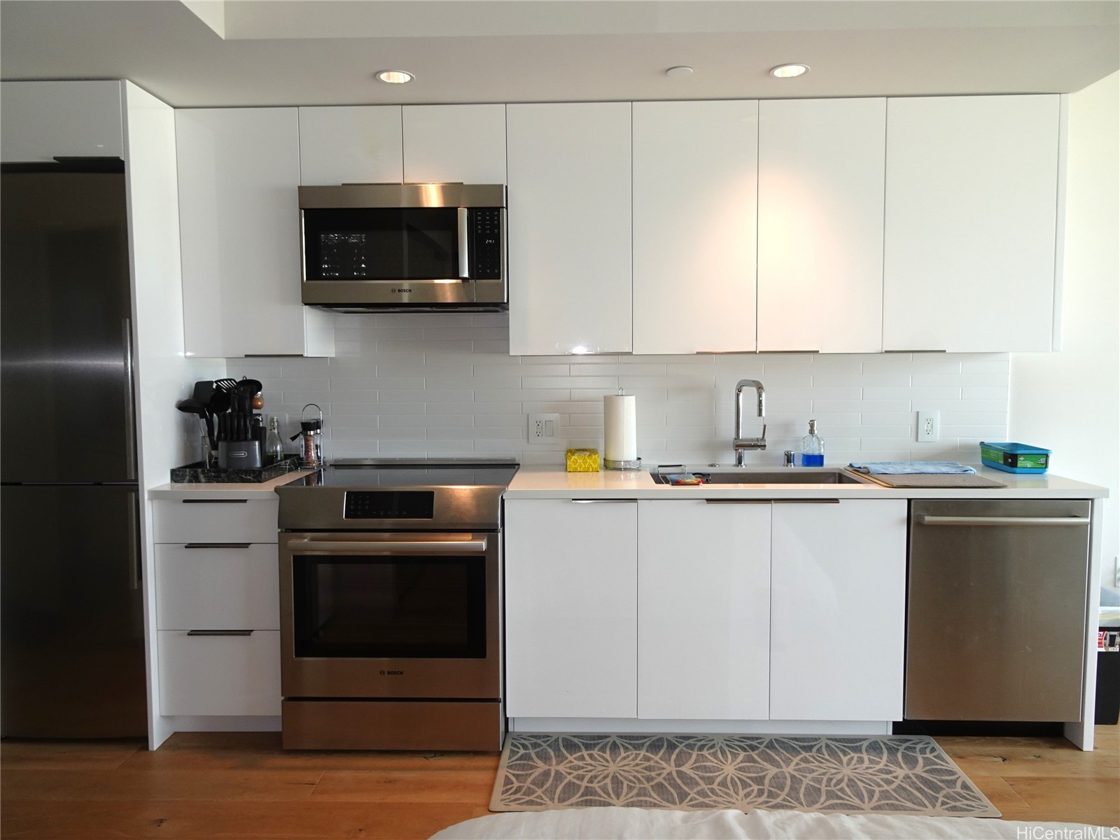 1001 Queen Street 911