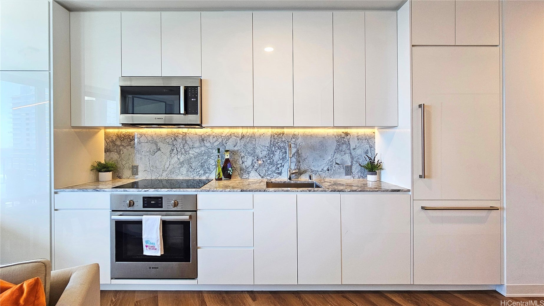 987 Queen Street 2800