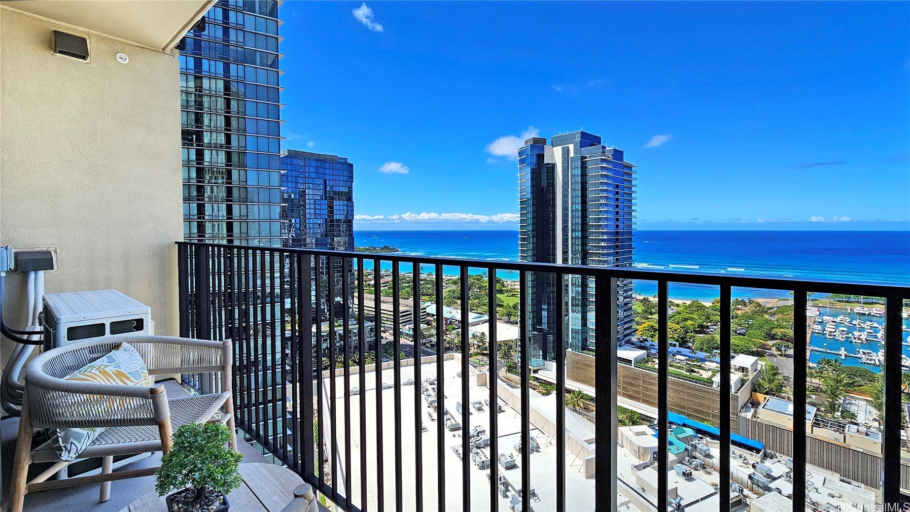 987 Queen Street 2800