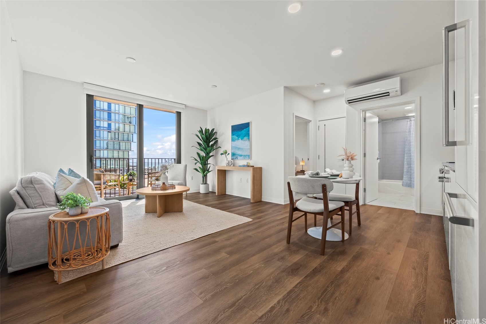 987 Queen Street 1004